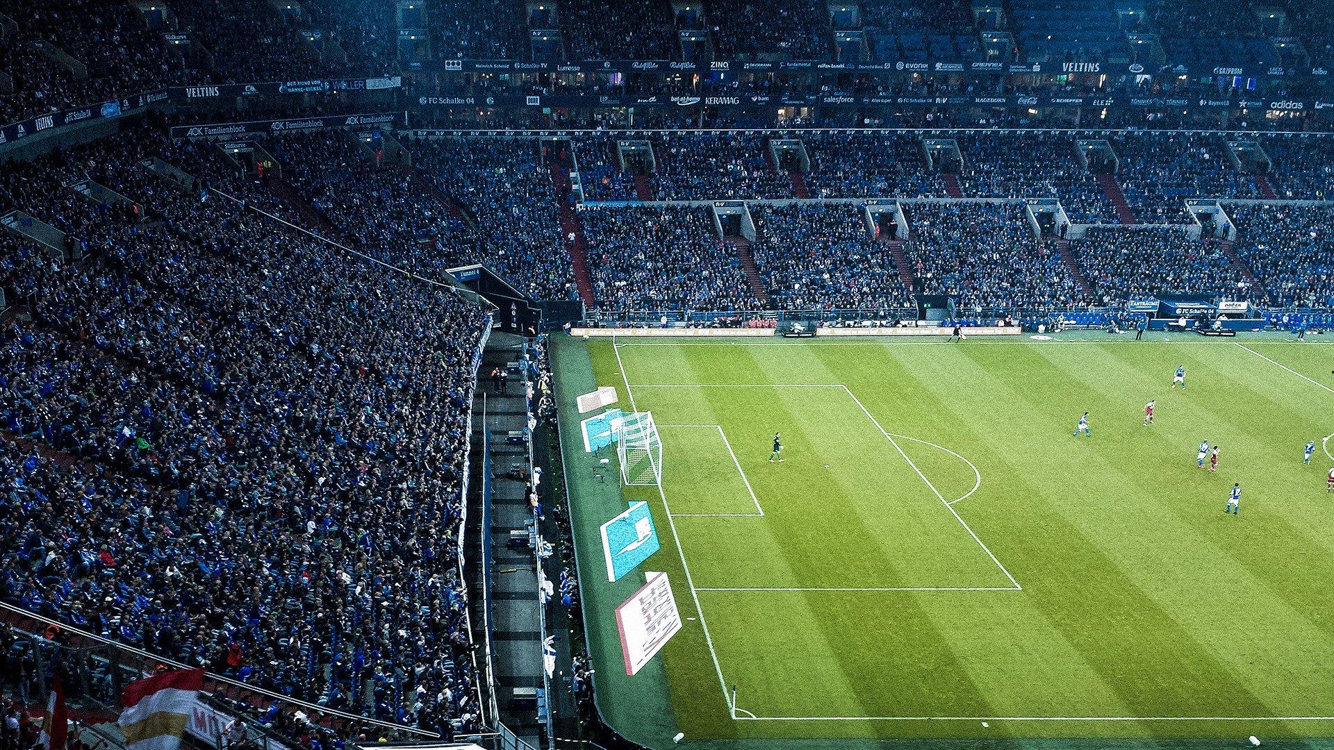 NBA季后赛激战正酣，勇士逆转雷霆，库里关键三分锁定胜局